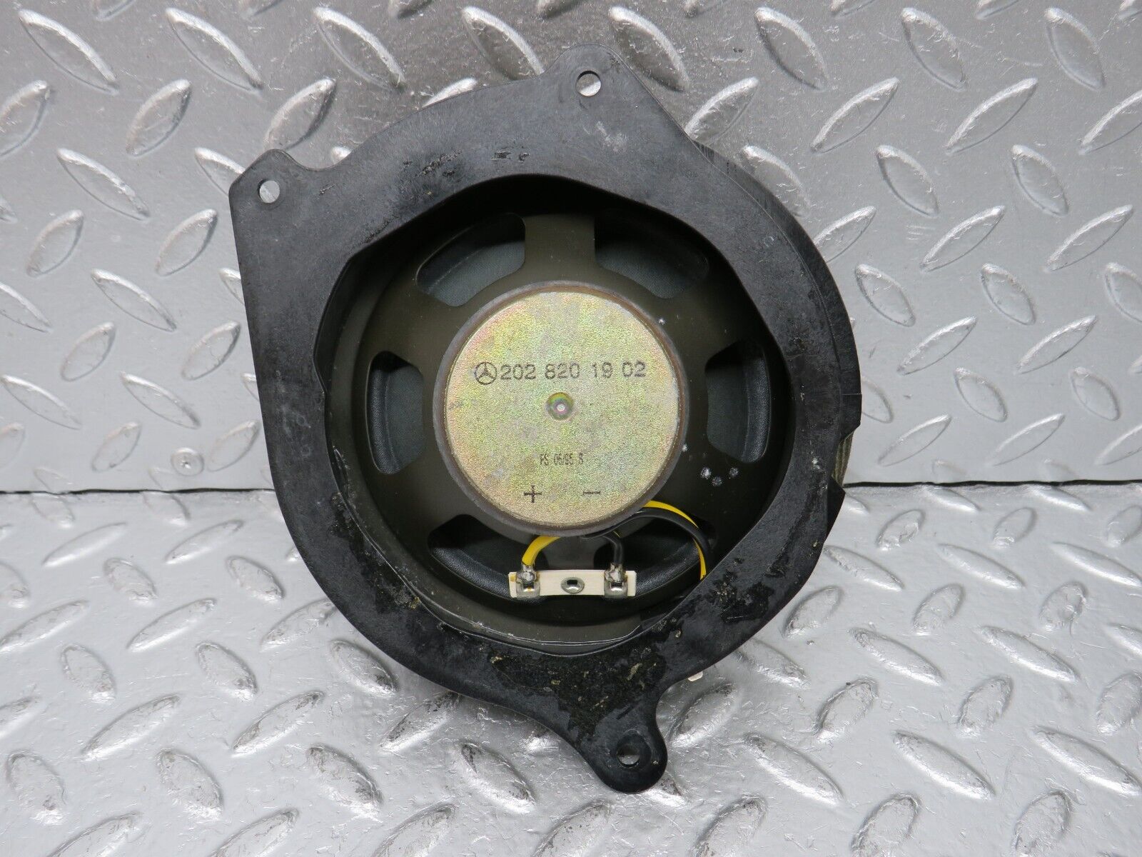 33296 Mercedes-Benz W202 C180 Front Door Loudspeaker Left 2028201902