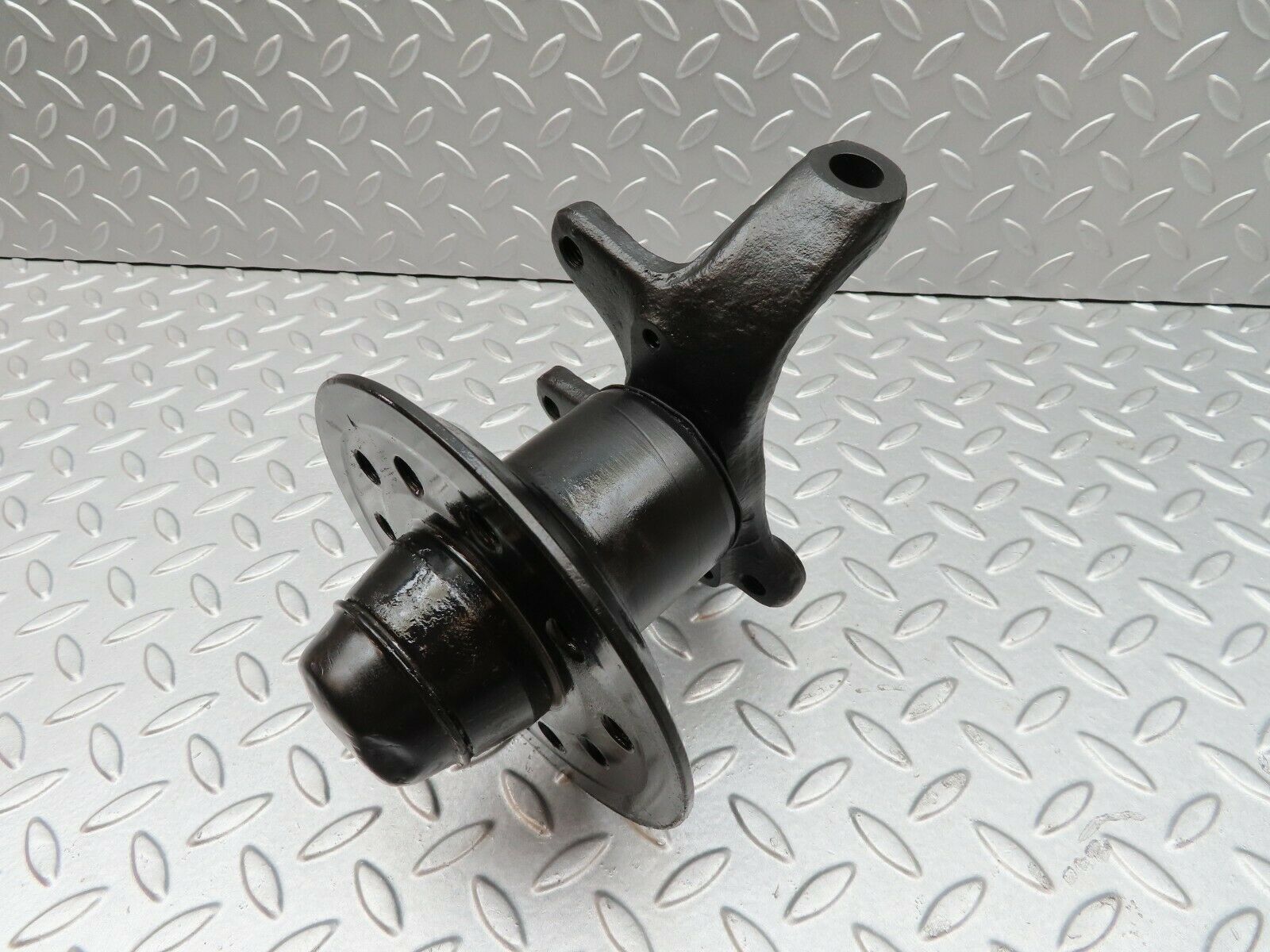 3428 Mercedes-Benz W115 220D Front Right Wheel Hub