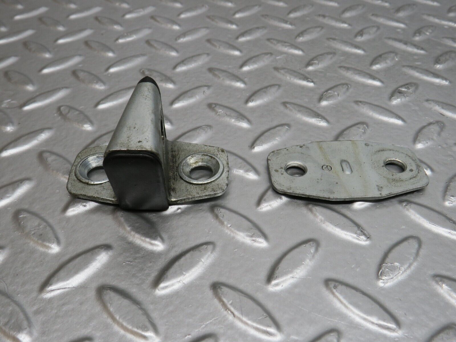 29574 Mercedes-Benz W124 230E Door Lock Latch