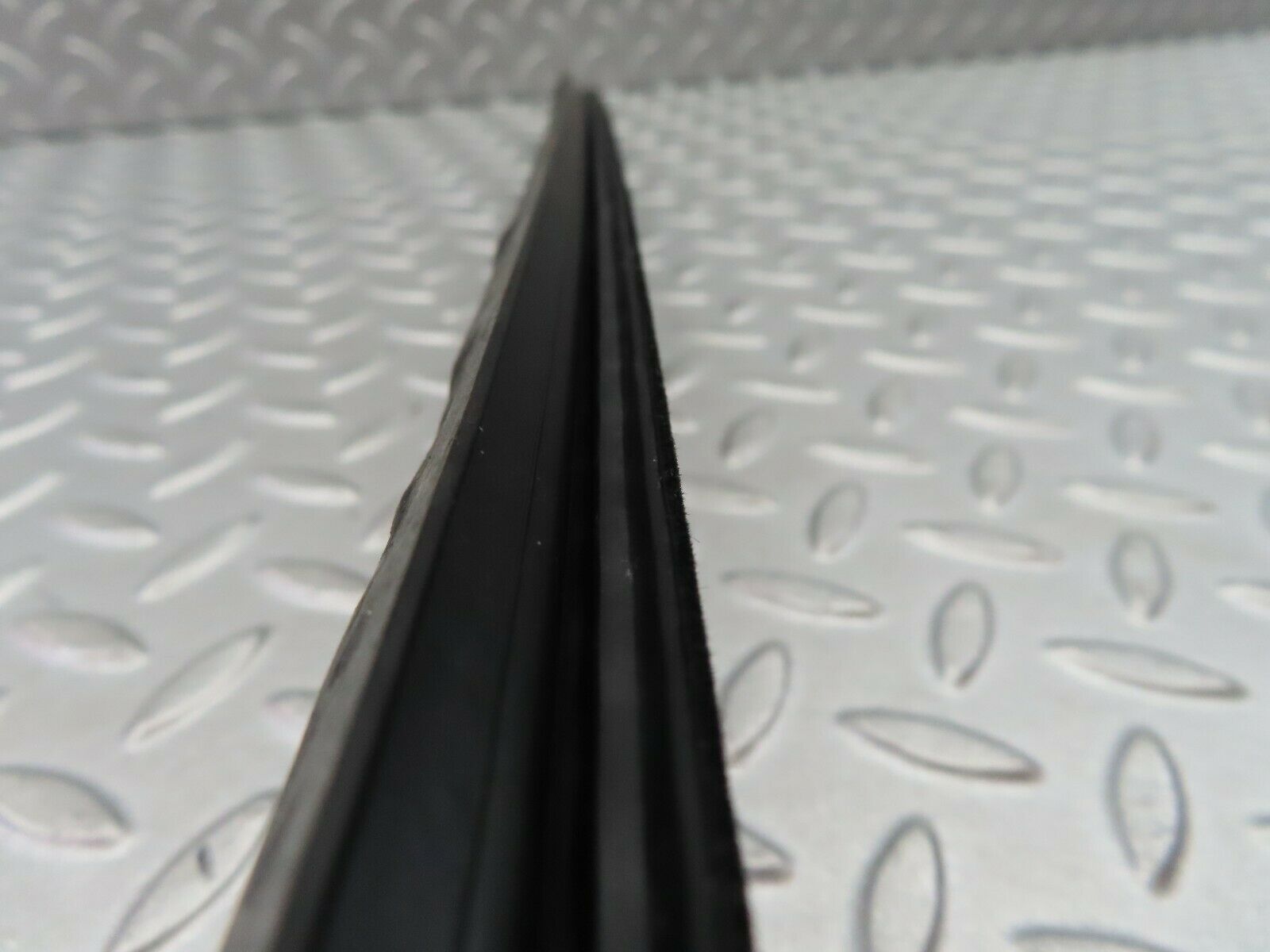 6094 Mercedes-Benz W126 380SE Inner Window Weatherstrip Seal Front Right