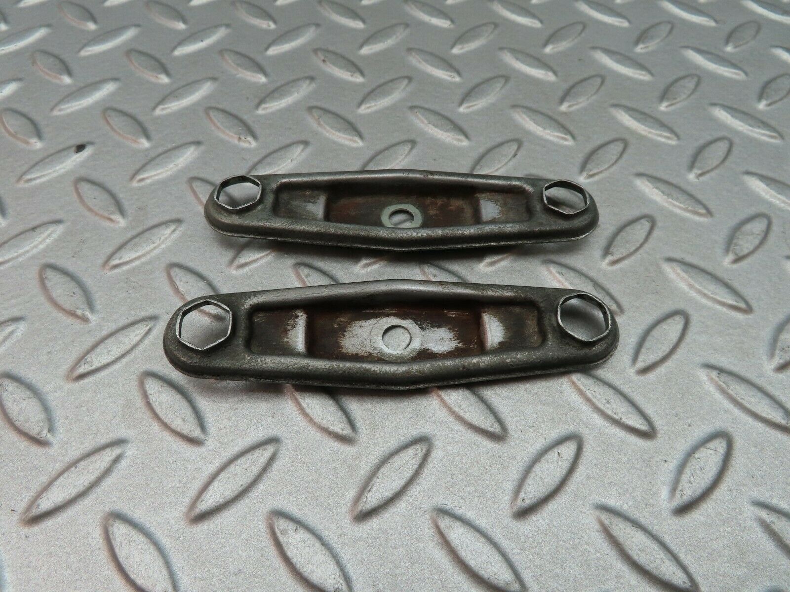 5639 Mercedes-Benz W124 230E Fuel Injector Nozzle Clamp Bracket