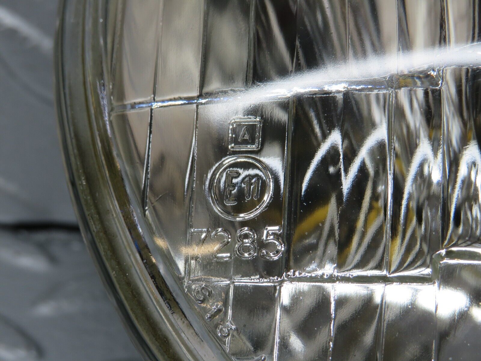 40366 Mercedes-Benz W110 230 Headlight Sealed Beam Lucas 7285