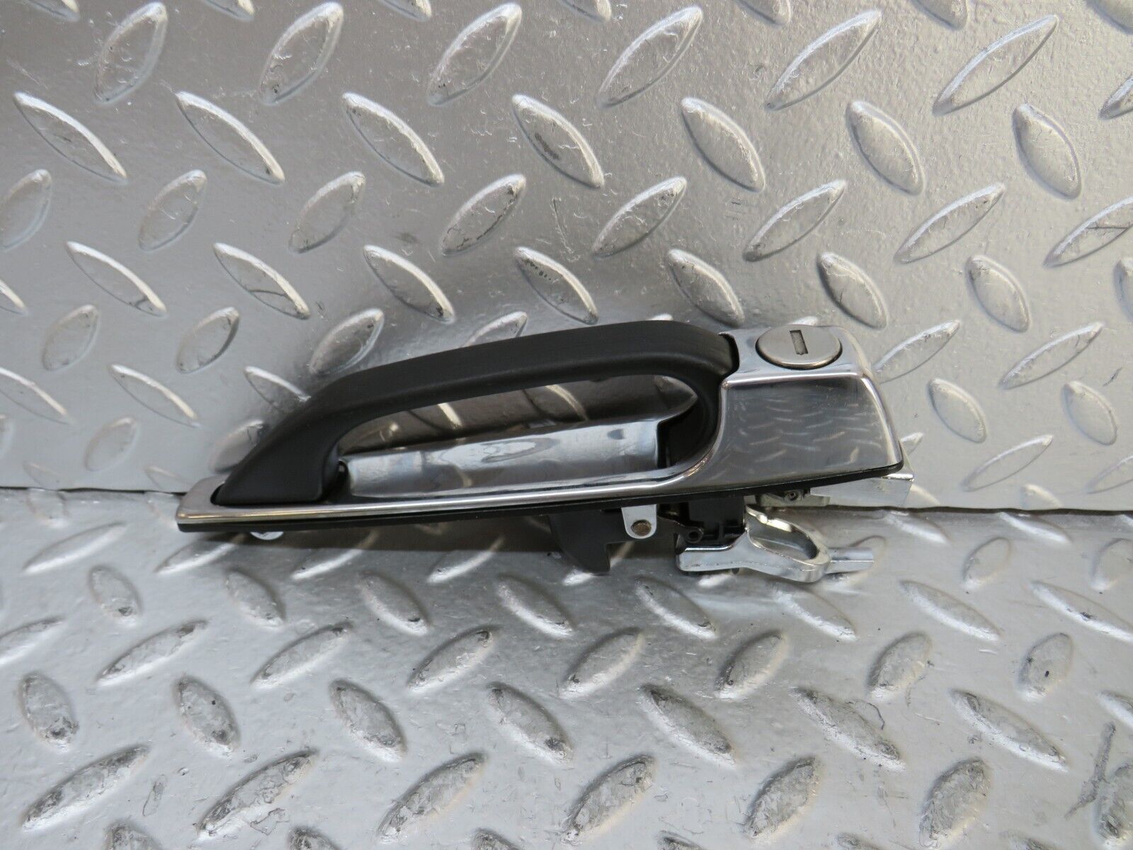 27053 Mercedes-Benz W123 280E Front Right Exterior Door Handle No Key