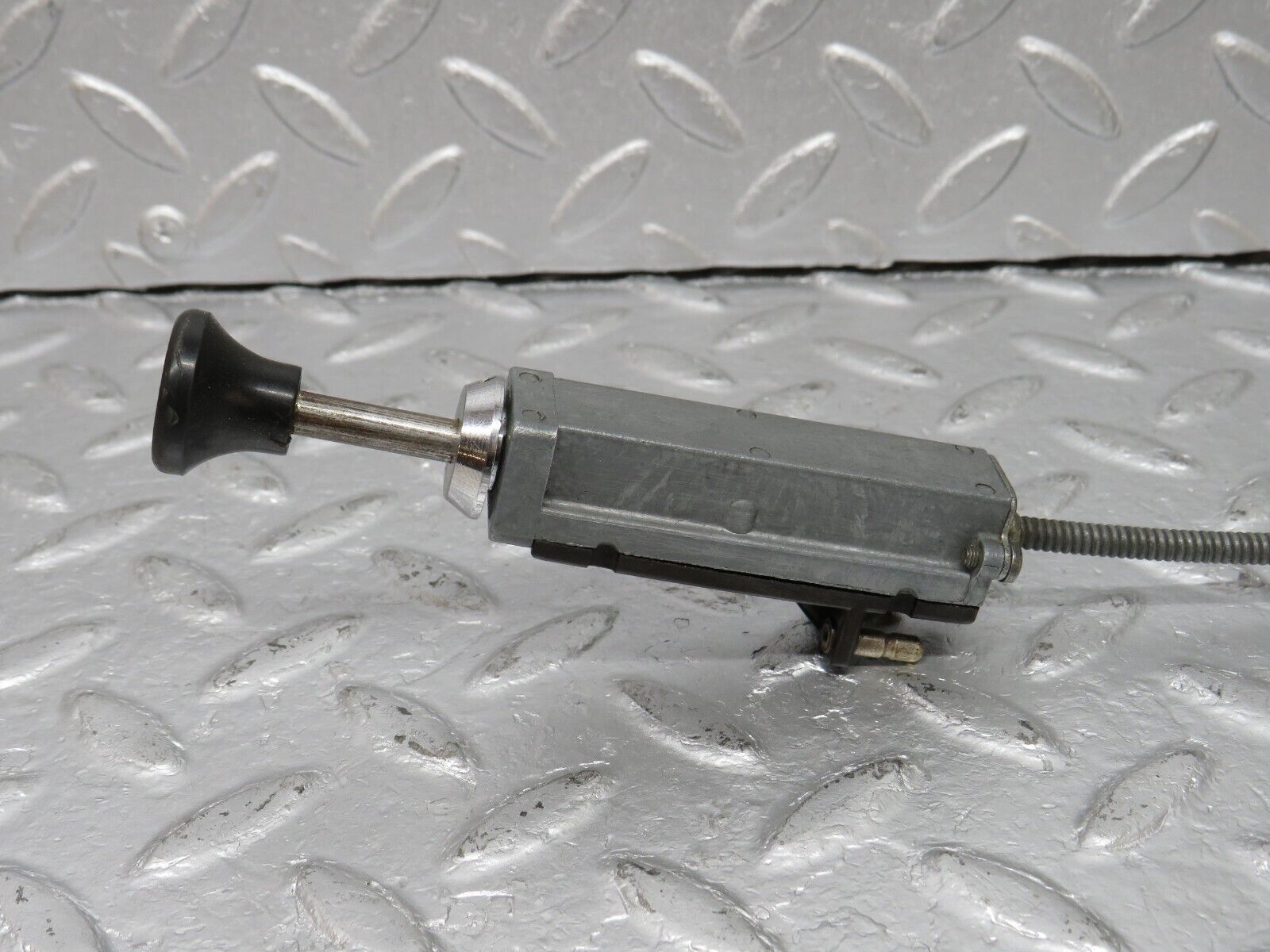 40453 Mercedes-Benz W110 230 Carburettor Choke Cable Pull Switch