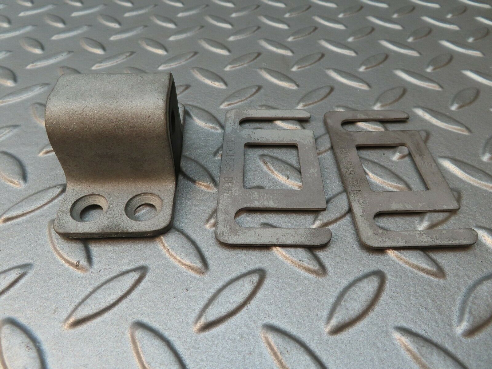 4220 Mercedes-Benz V123 240D LWB Door Lock Latch Left Side