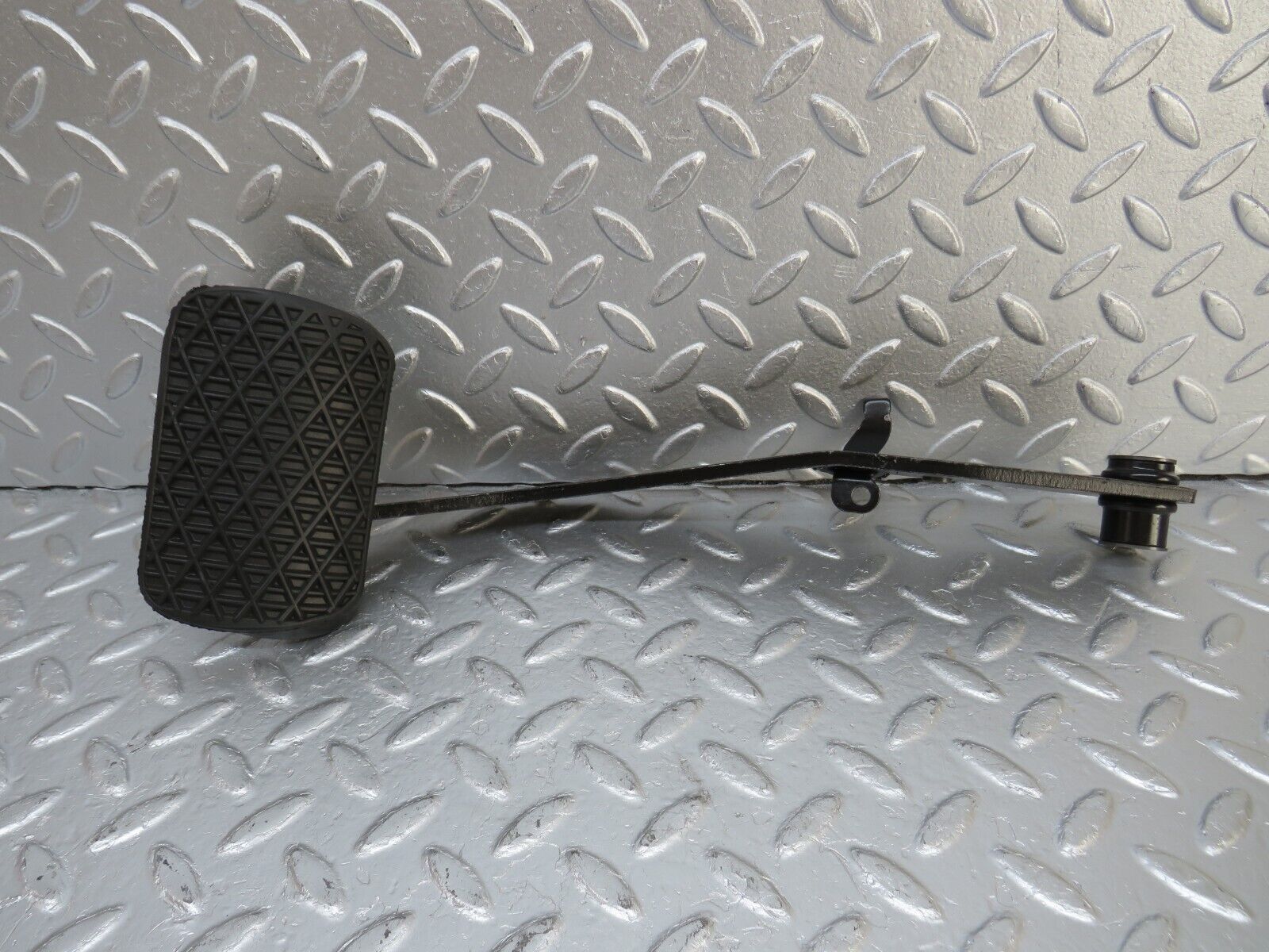 33710 Mercedes-Benz W201 190E 2.0L Brake Pedal With Rubber 1232910082