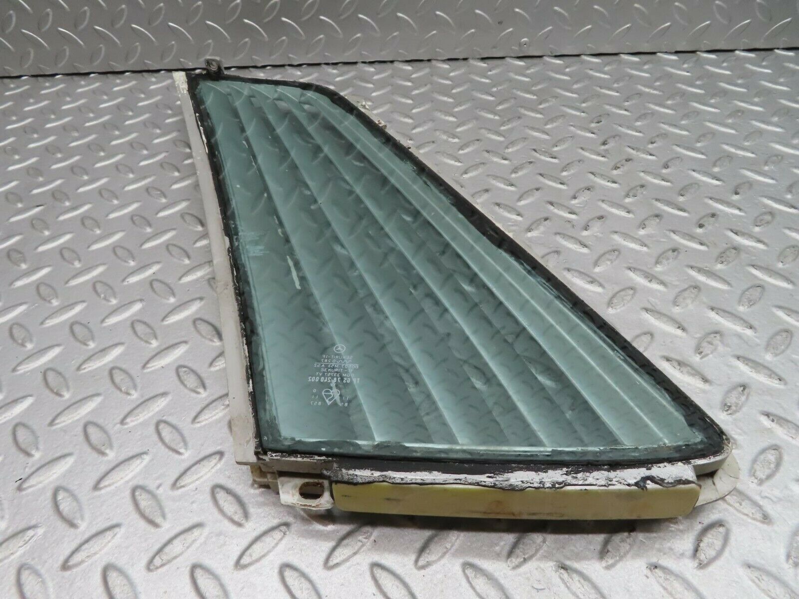 16585 Mercedes-Benz C107 380SLC Side Window Louvre Rear Right