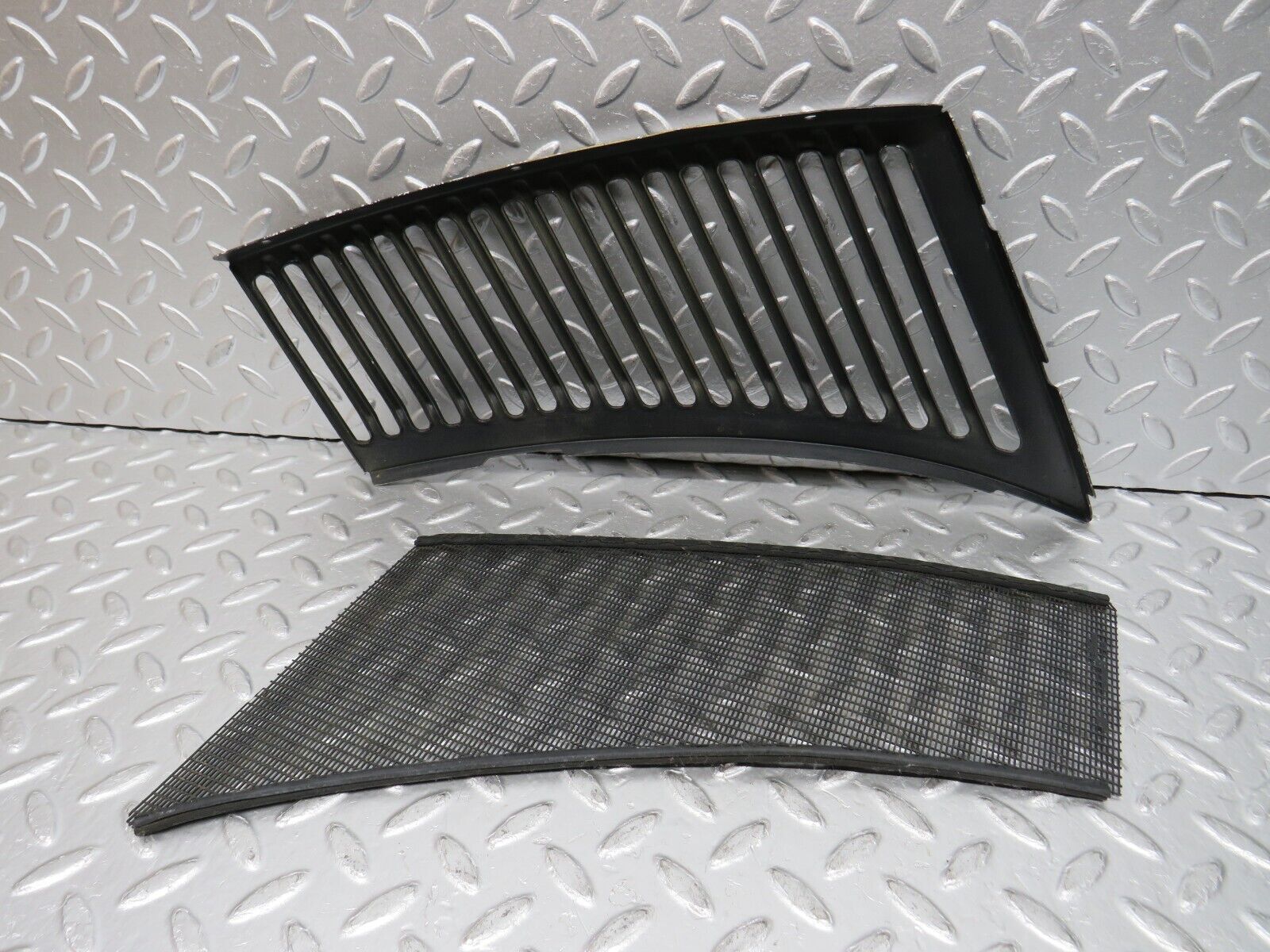 0838 Mercedes-Benz C107 350SLC Coupe Air Intake Grill Left Side