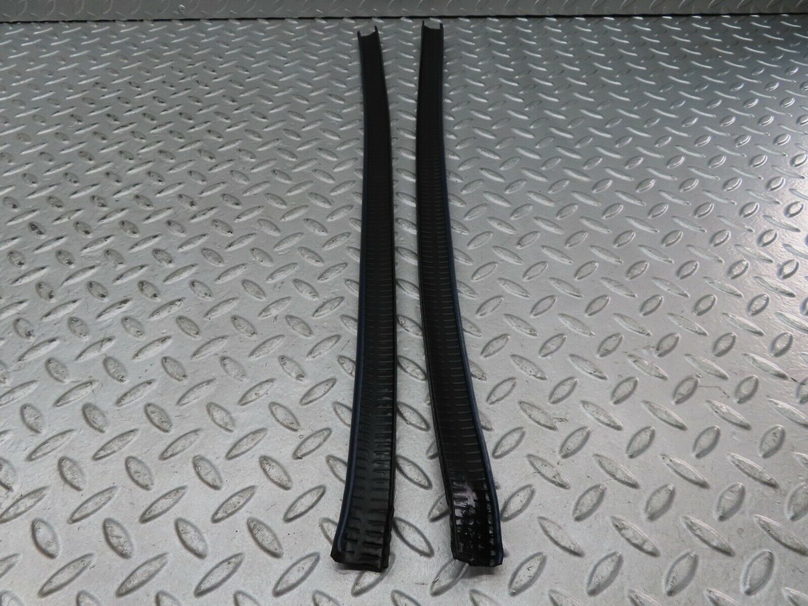 17520 Mercedes-Benz W116 450SEL Rear Door Inner Top Seal Pair Blue