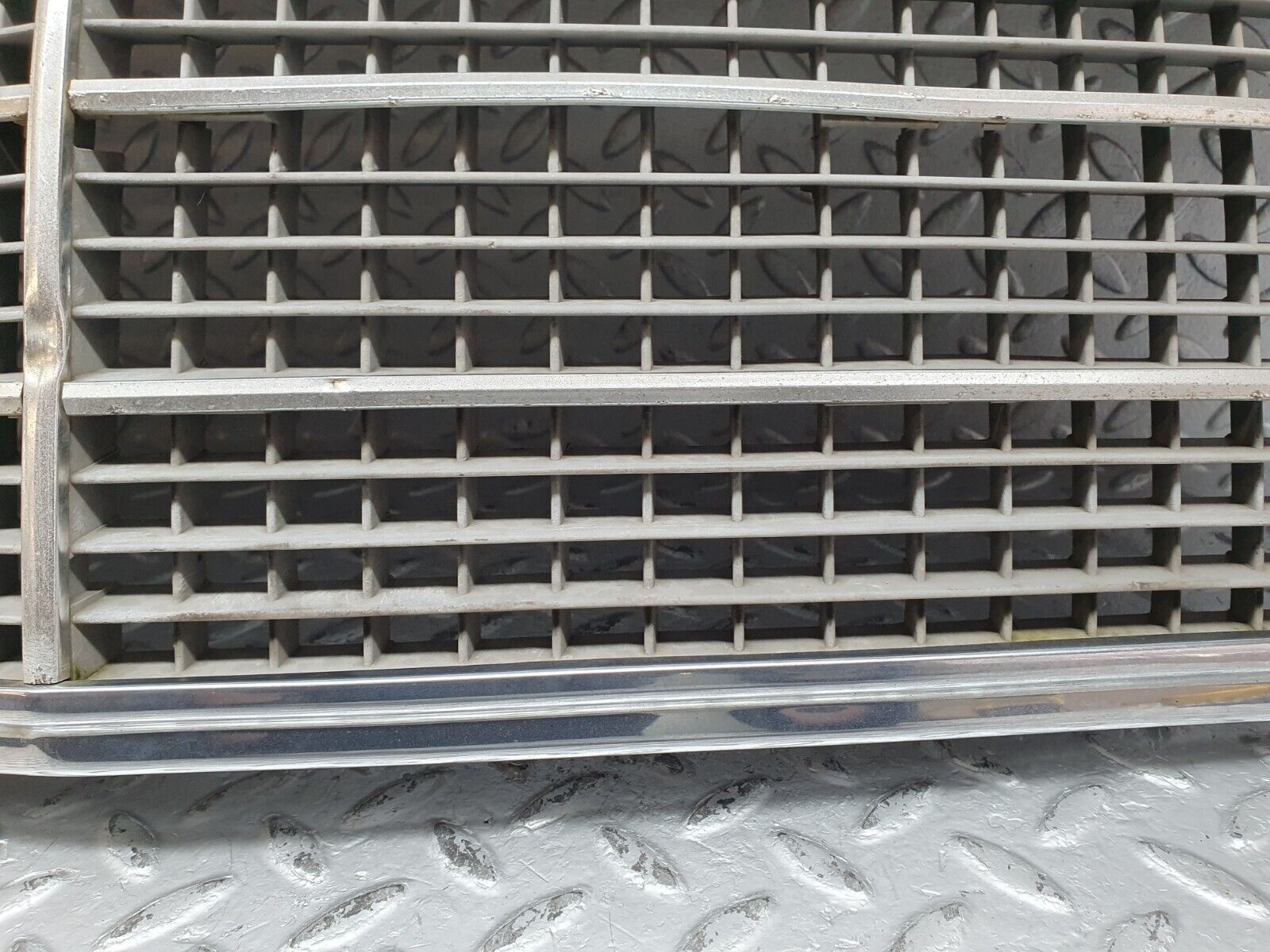 41221 Mercedes-Benz W126 300SE Bonnet Grill Chrome 1268880423