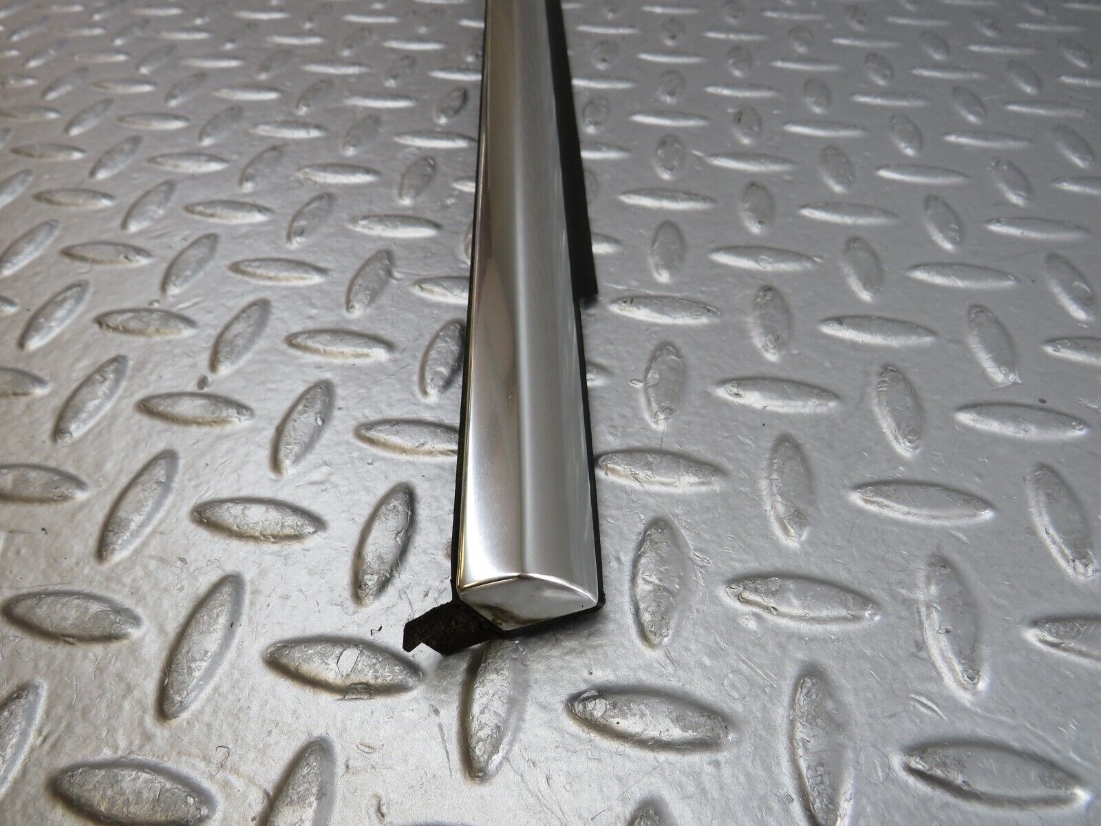 35261 Mercedes-Benz W221 Rear Right Door Window Chrome Trim