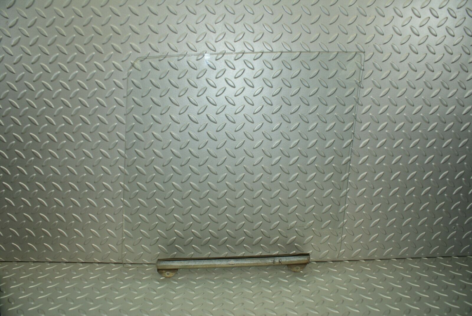 3097 Mercedes-Benz W115 220D Front Right Door Window Glass