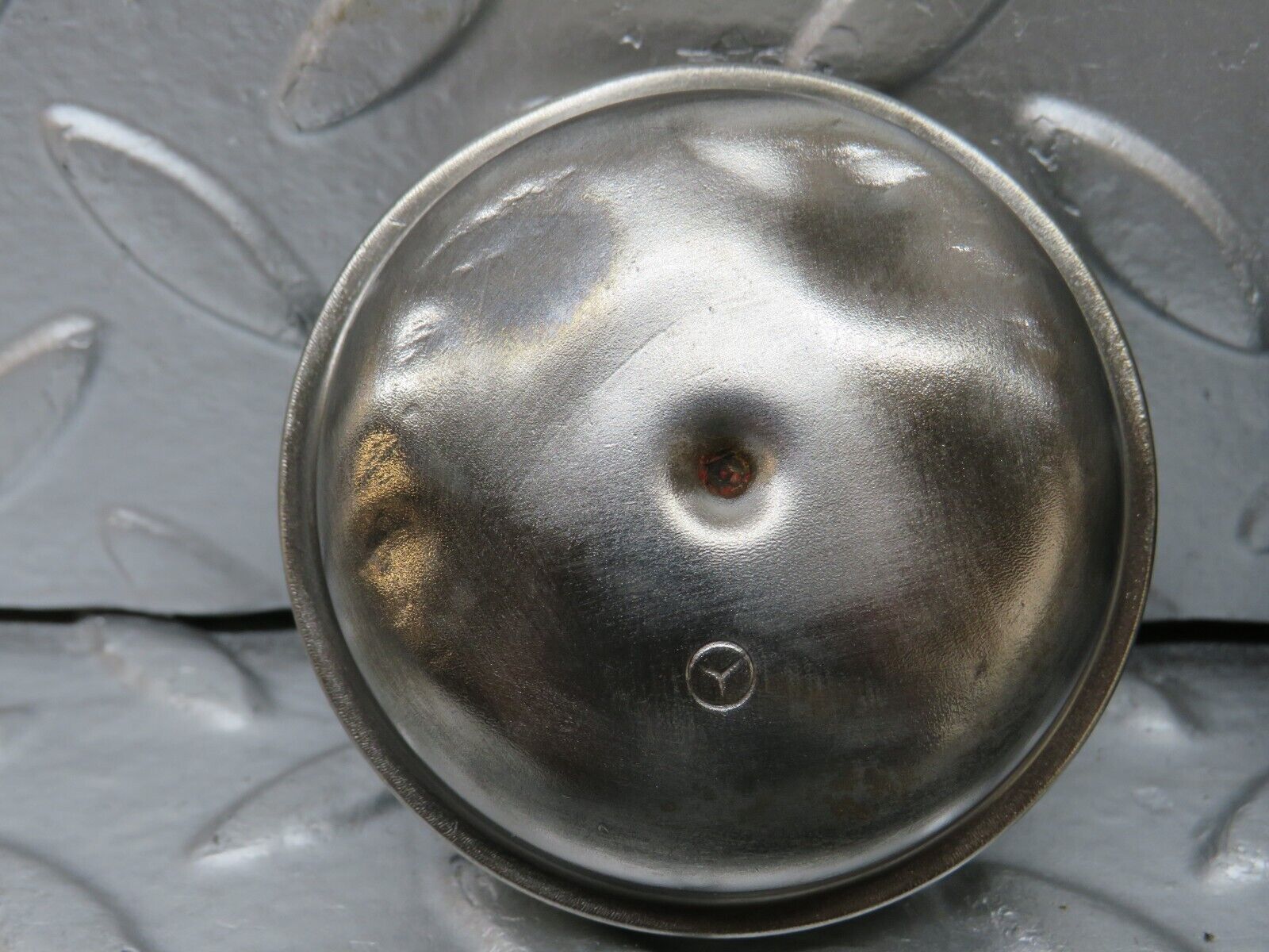 25654 Mercedes-Benz W124 280E Wheel Hub Locking Cap