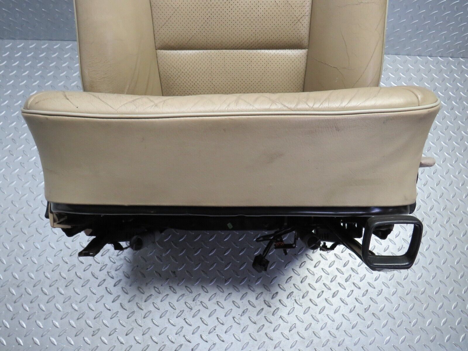 28971 Mercedes-Benz C124 320CE Coupe Front Right Seat Leather Beige