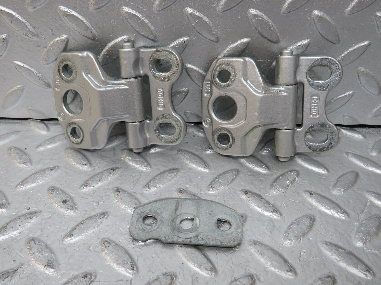 34915 Mercedes-Benz W210 320E Door Hinge Left Side