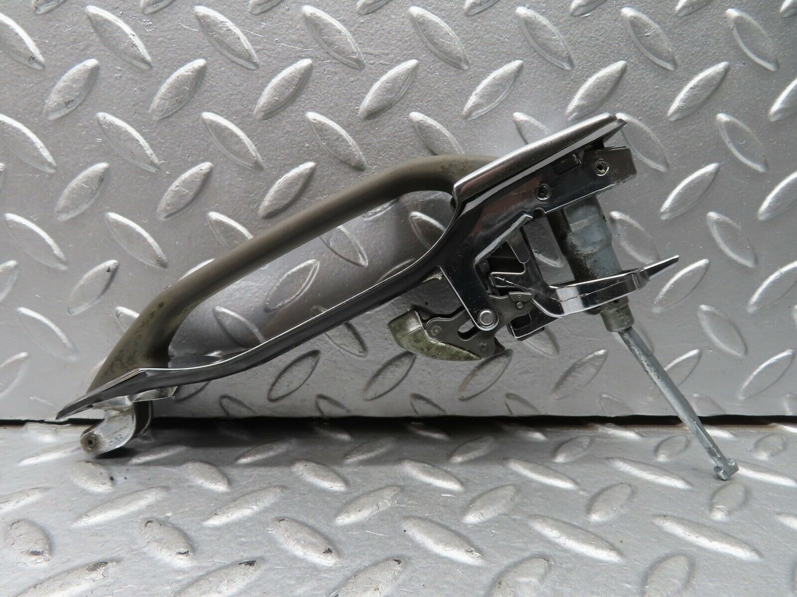 21538 Mercedes-Benz W126 300SE Front Right Exterior Door Handle No Key