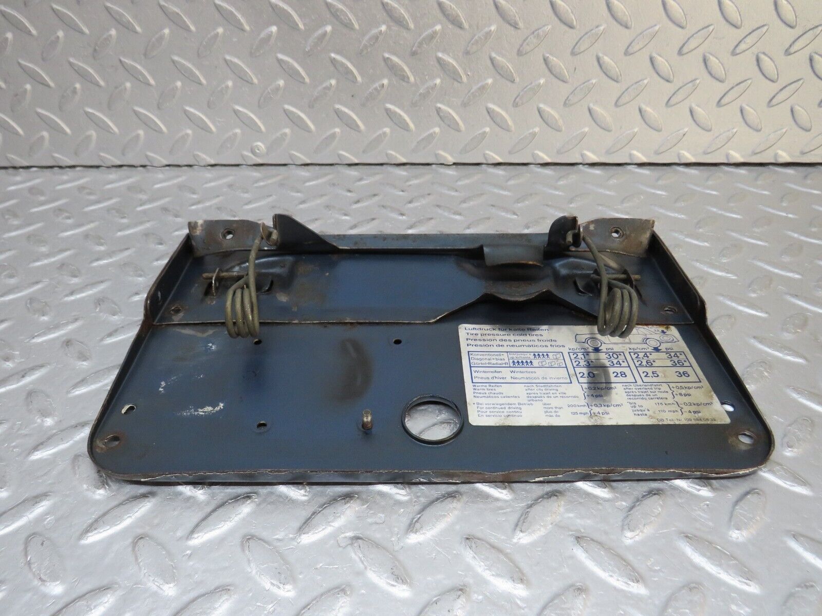 37594 Mercedes-Benz W109 300SEL Fuel Tank Flap Cap 1095840839