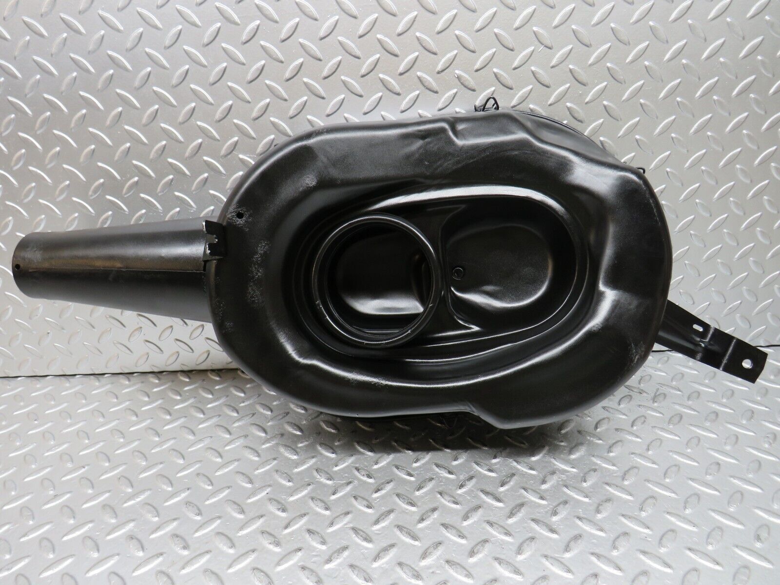 28027 Mercedes-Benz W123 280E Air Filter Box Housing 0100949502