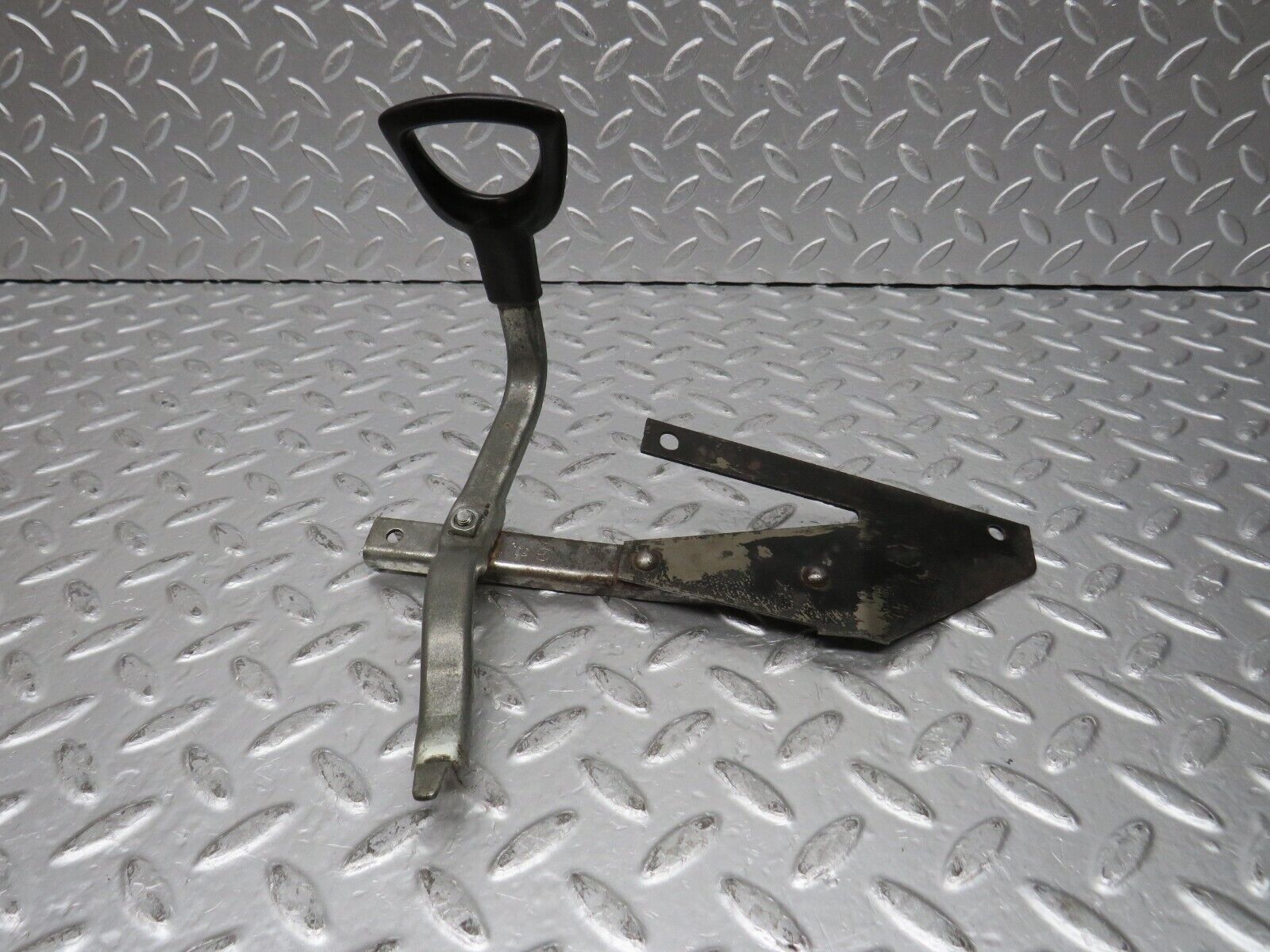 31151 Mercedes-Benz W123 200D Front Right Seat Side Sliding Handle