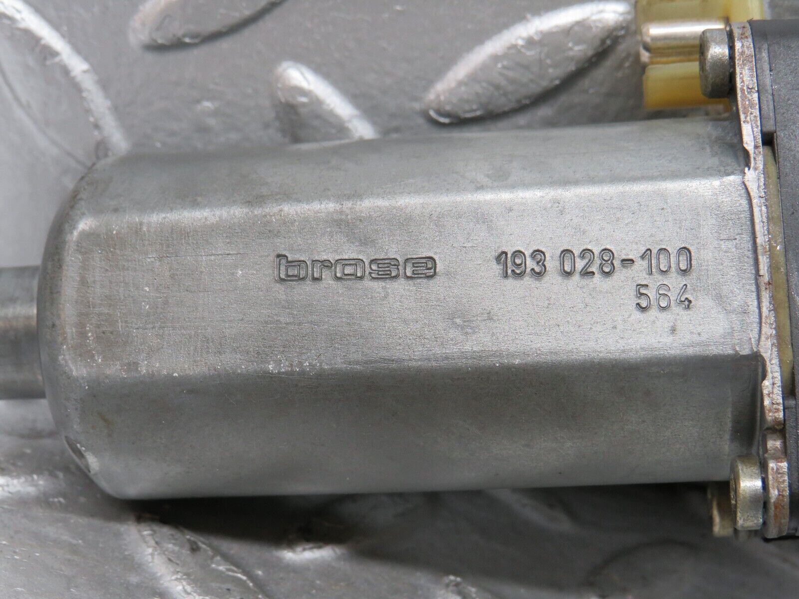 33412 Mercedes-Benz W202 C180 Window Regulator Motor Front Right 0130821639