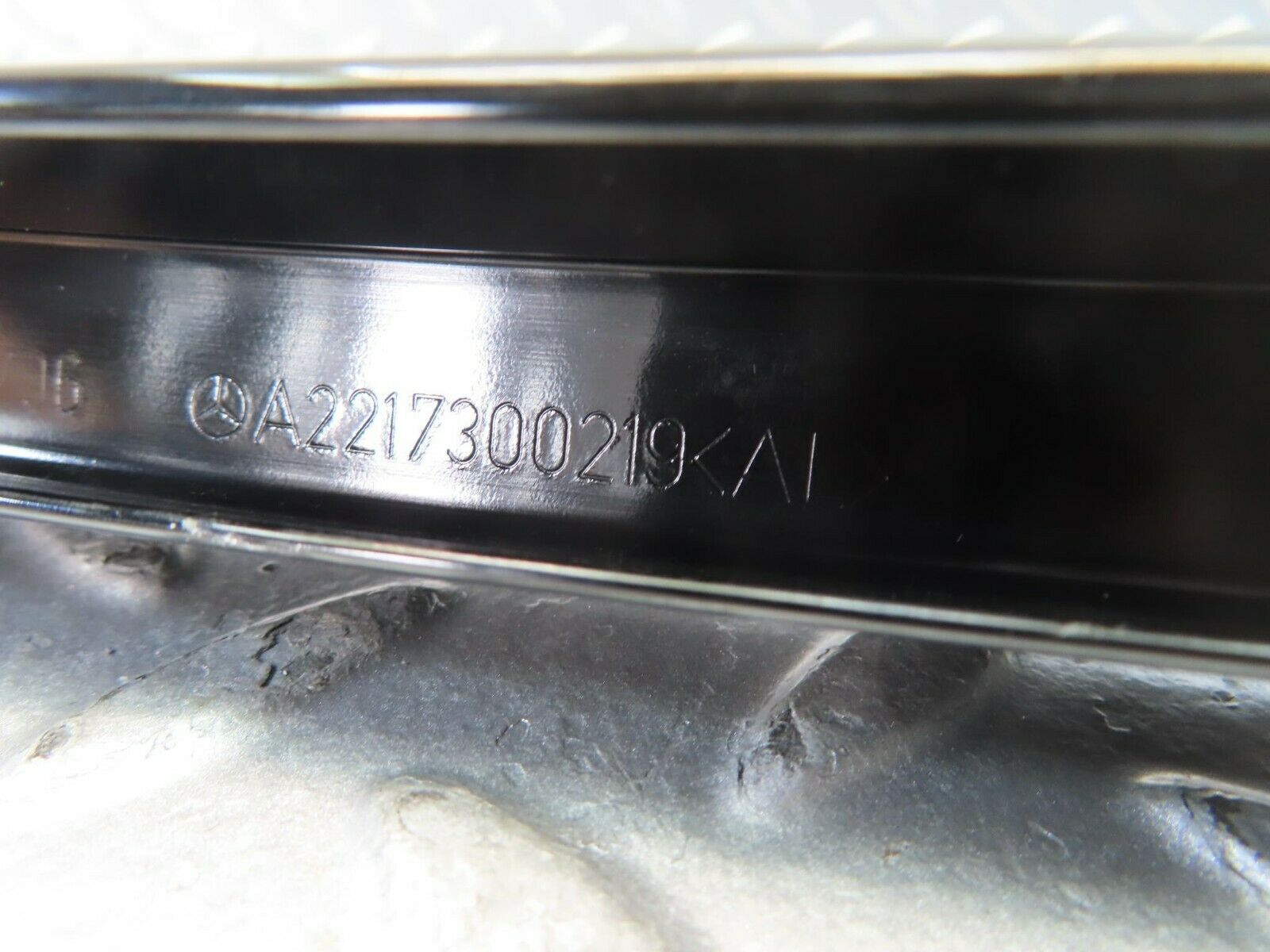 11158 Mercedes-Benz W221 S320 Rear Right Door Window Channel 2217300219