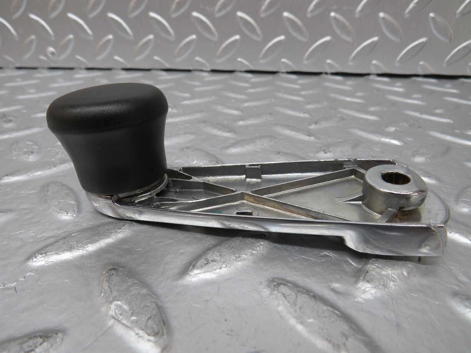 25542 Mercedes-Benz W123 200 Window Lifter Crank Handle