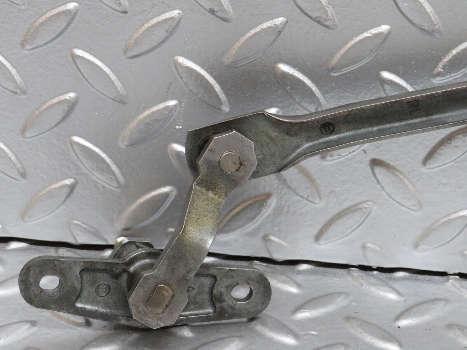 28074 Mercedes-Benz W123 280E Windscreen Wiper Linkage