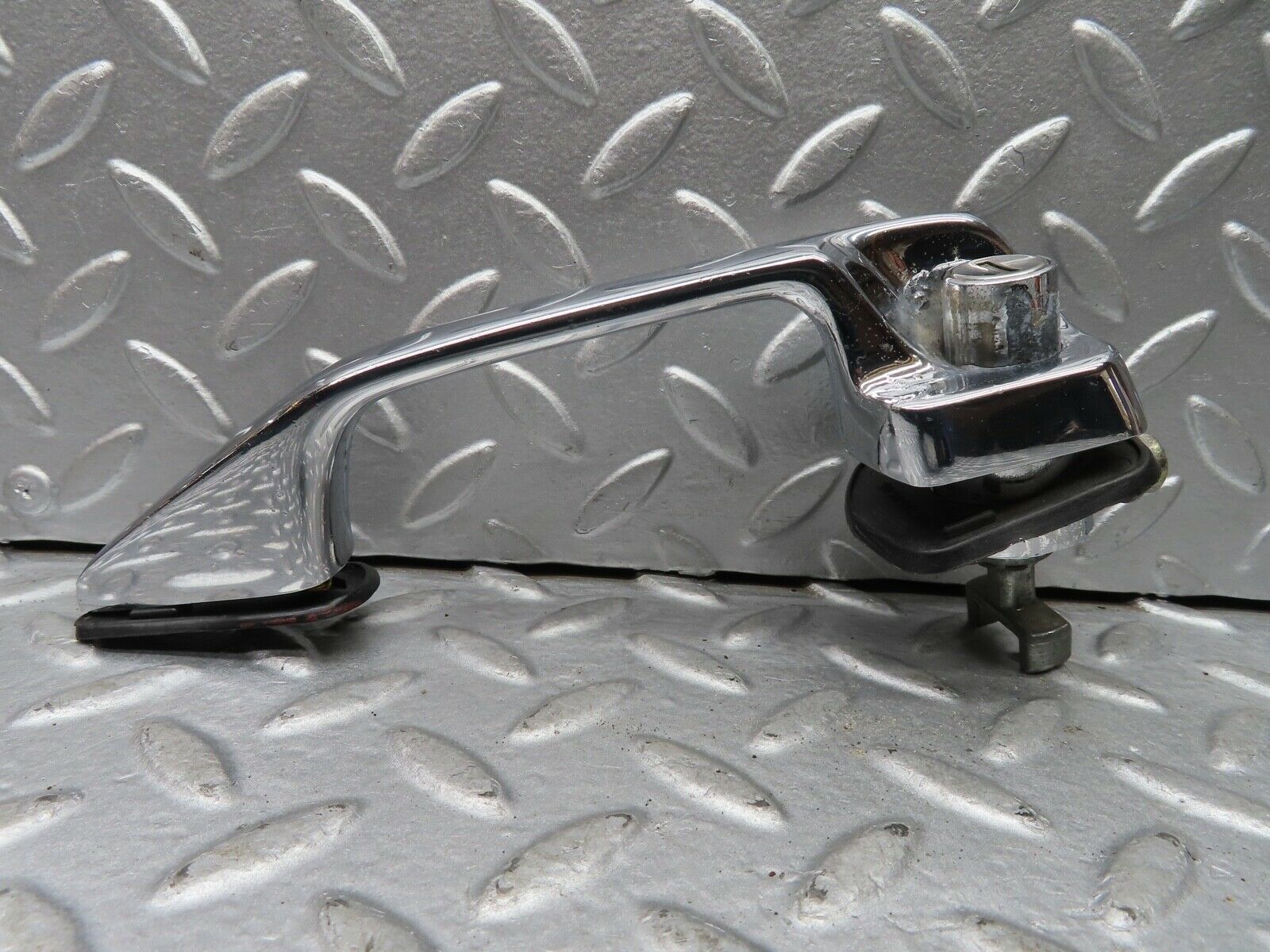 20237 Mercedes-Benz W114 280CE Coupe Door Handle Left No Key 1157660101