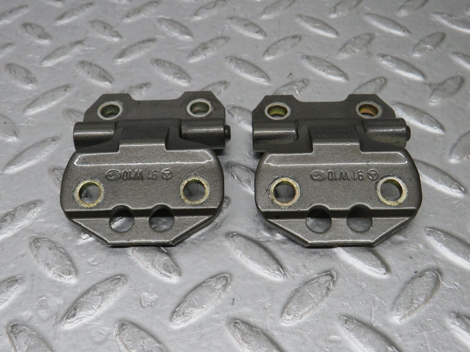 35305 Mercedes-Benz W124 Front Door Hinge Pair