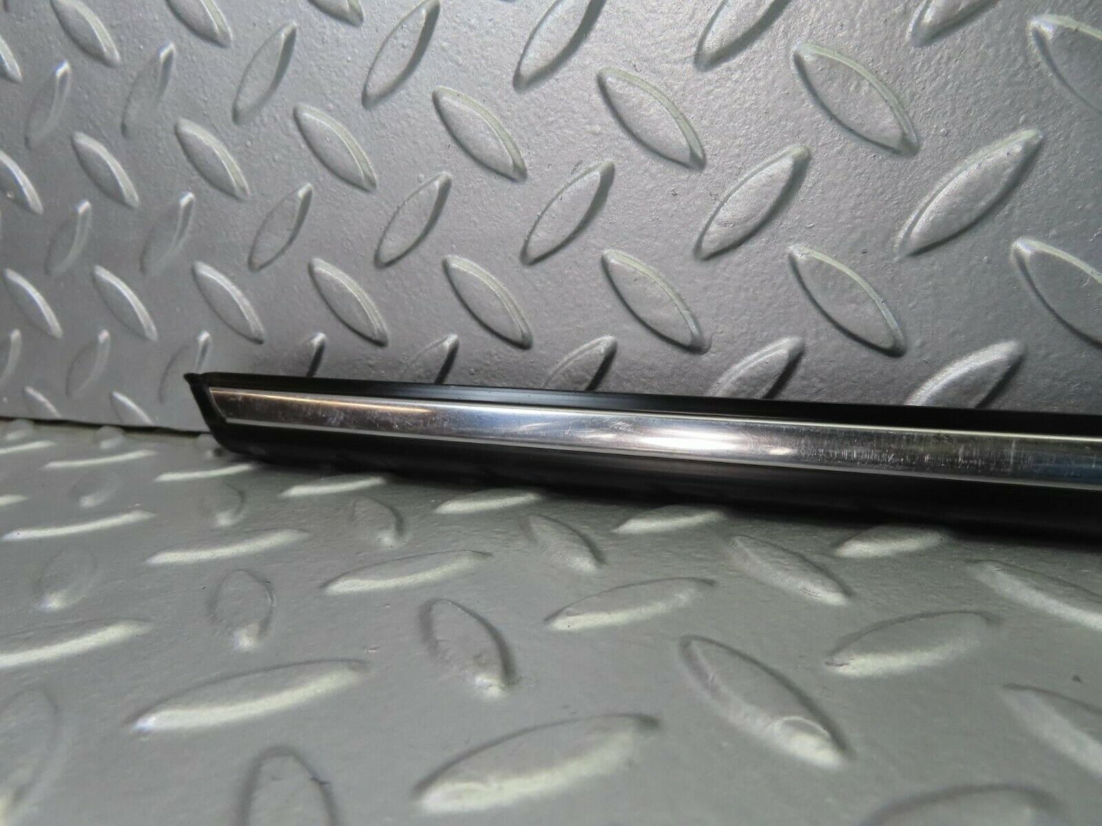 10266 Mercedes-Benz W123 Front Left Door Centre Moulding Trim