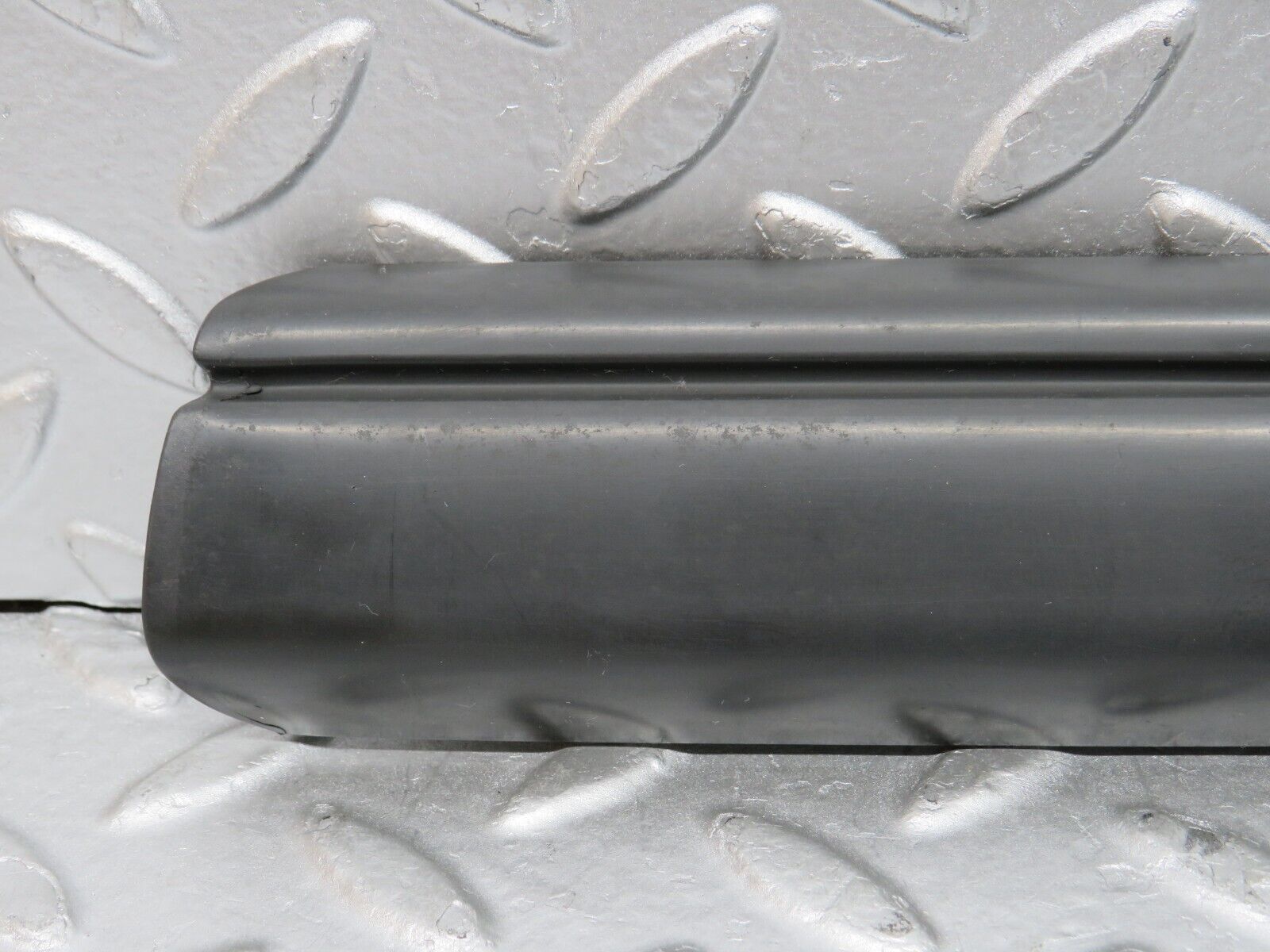 32297 Mercedes-Benz S124 300TE Wagon Front Right Fender Wing Centre Moulding Trim