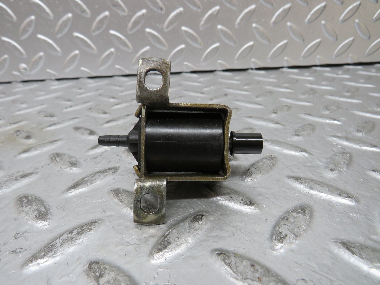 27400 Mercedes-Benz W123 280E Vacuum Control Valve Pierburg 0015407097