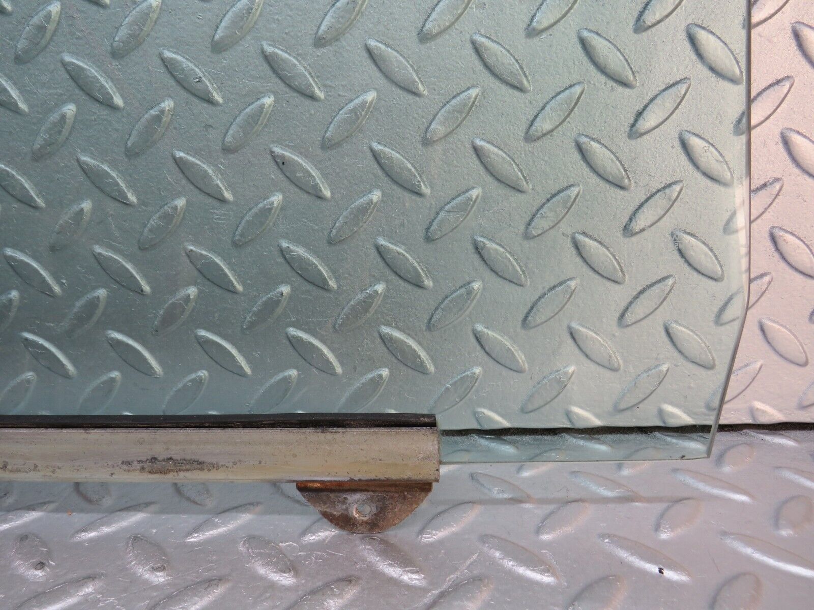 37512 Mercedes-Benz W109 300SEL Rear Right Door Window Glass