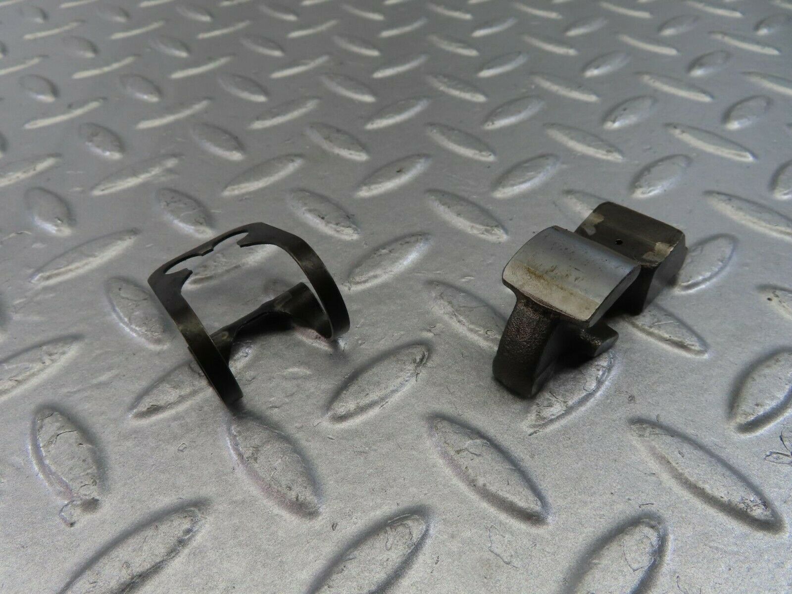 9864 Mercedes-Benz C123 280CE Coupe Valve Rocker Arm With Retaining Spring