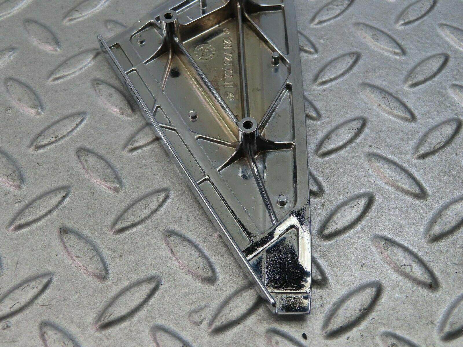 8810 Mercedes-Benz W123 Mirror Triangle Cover Right 1237250211