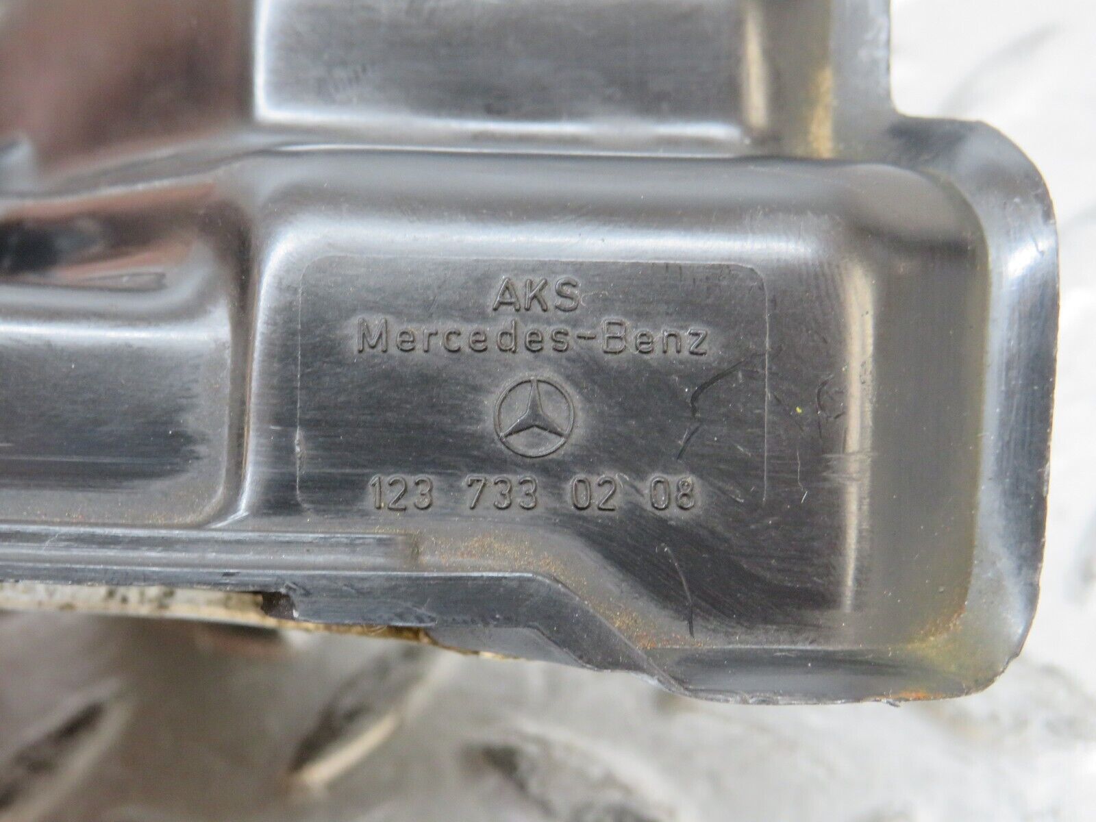 28288 Mercedes-Benz S123 240D Wagon Front Right Door Lock Mechanism 1237330208