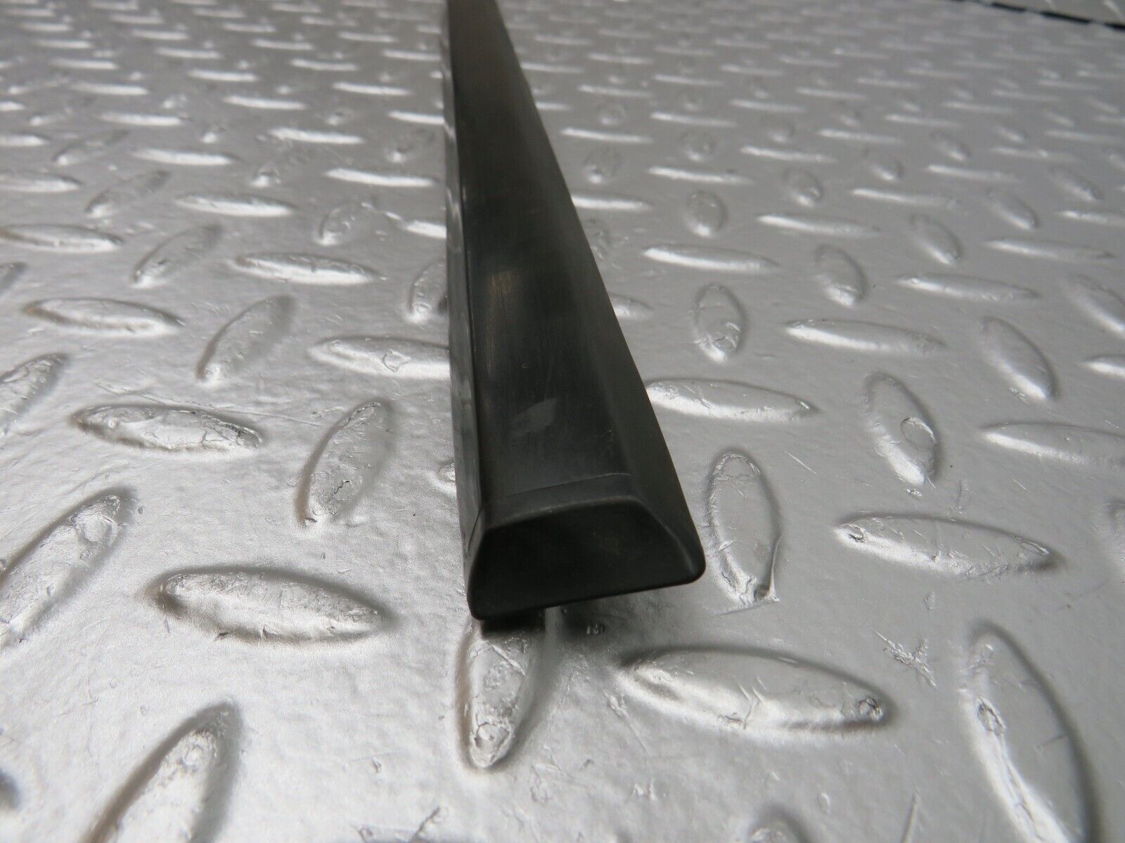 30788 Mercedes-Benz W201 190E 2.0L Front Right Door Centre Moulding Trim