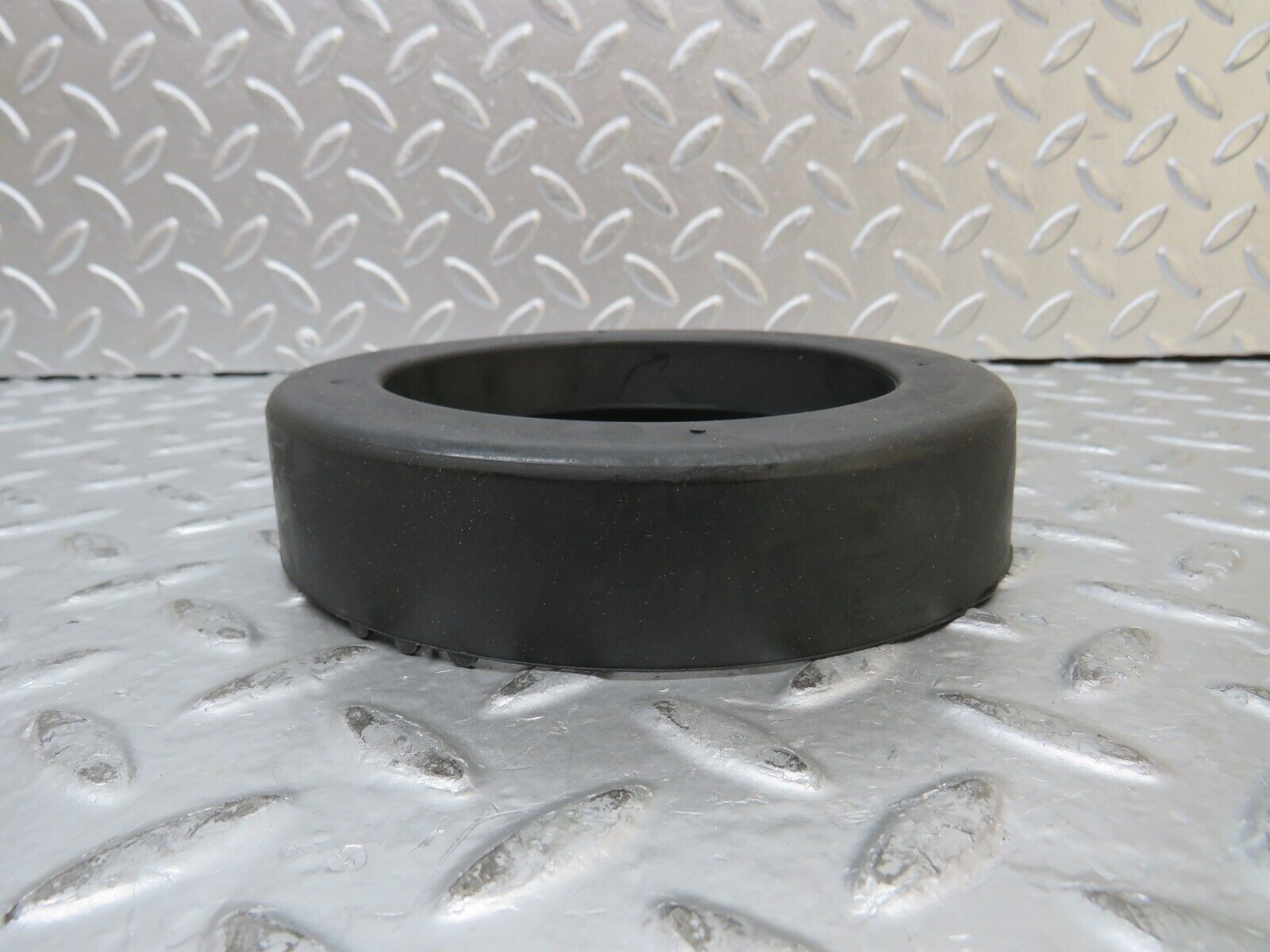 27088 Mercedes-Benz W123 280E Coil Spring Rubber Mounting New