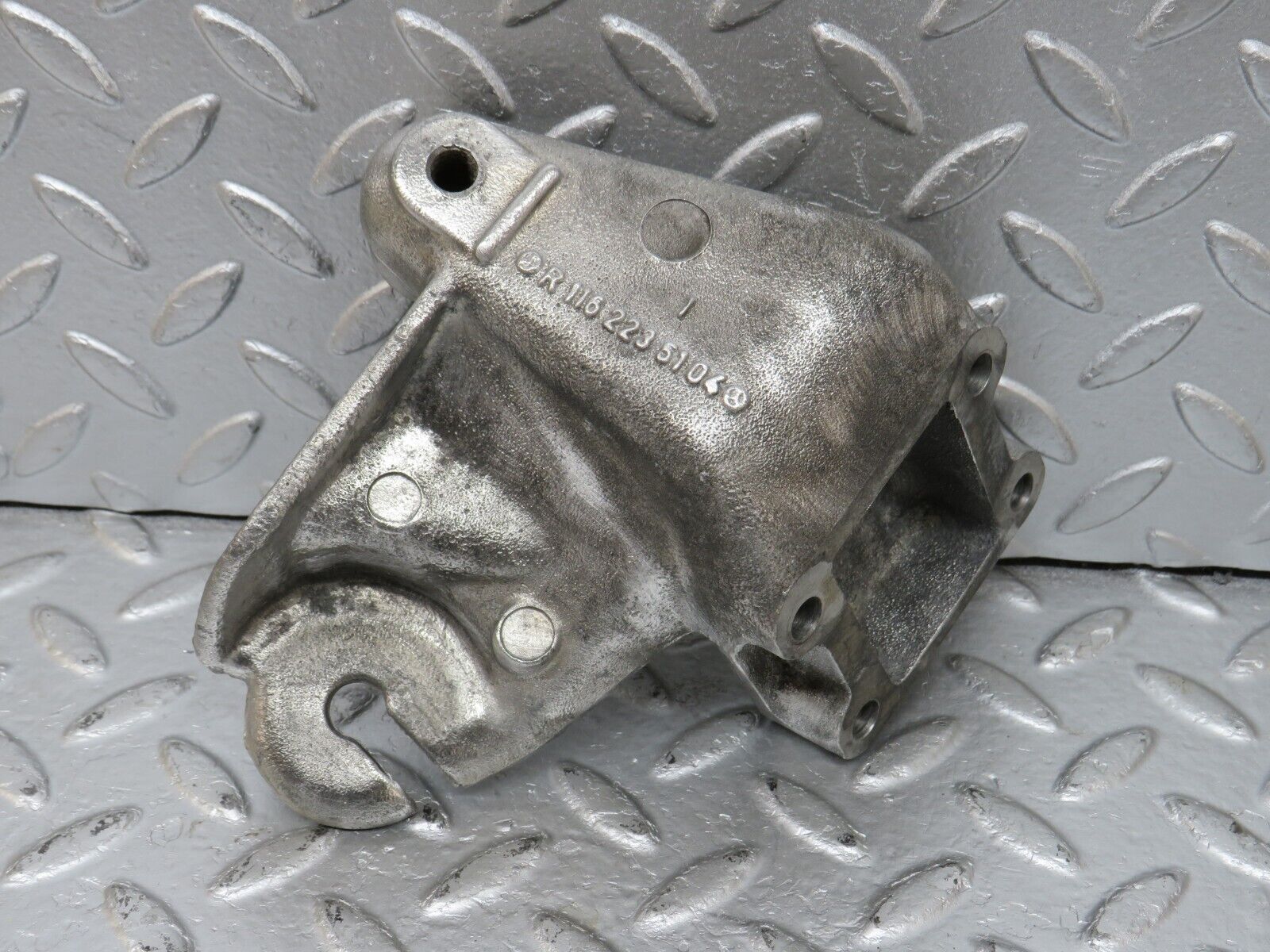 34506 Mercedes-Benz C126 380SEC Engine Mount Bracket Right Side 1162235104