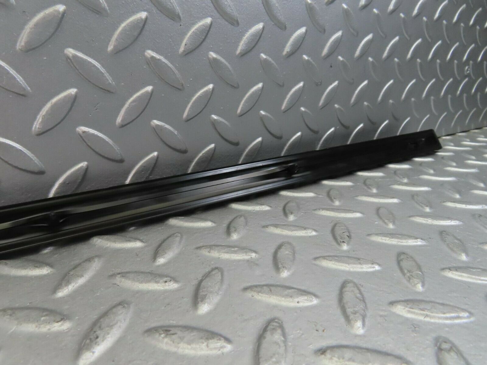 10266 Mercedes-Benz W123 Front Left Door Centre Moulding Trim