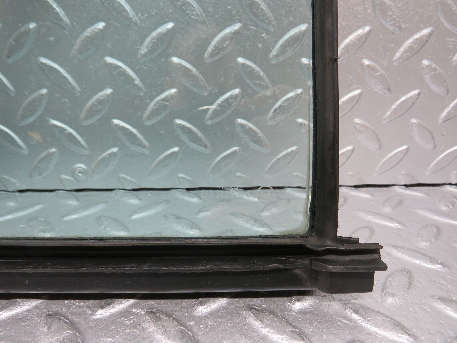 33141 Mercedes-Benz W126 Rear Left Quarter Window Glass 1267350124