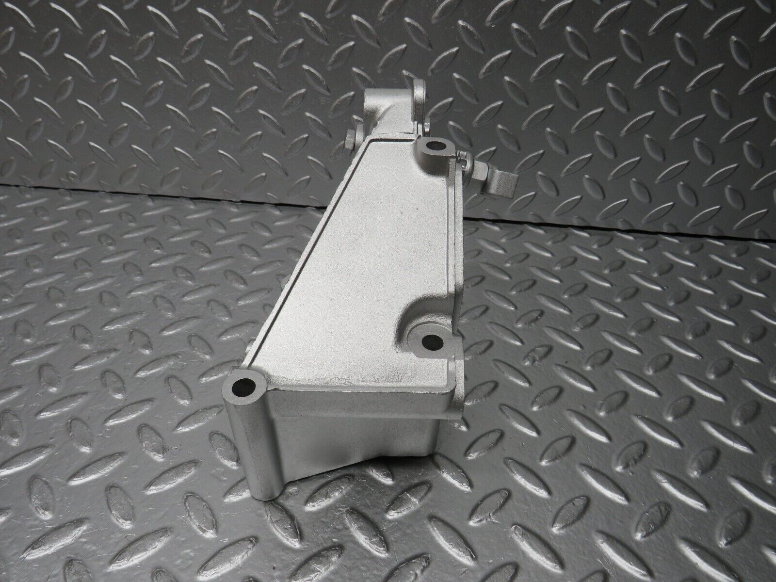 30902 Mercedes-Benz W201 190E 2.0L Power Steering Pump Bracket 1234660241