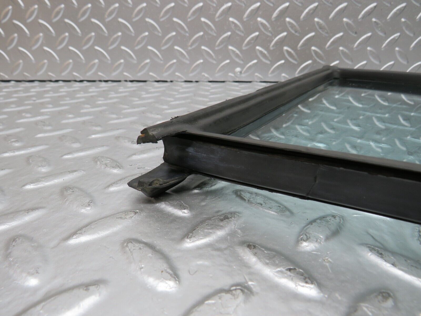 26830 Mercedes-Benz W123 240D Rear Right Quarter Glass