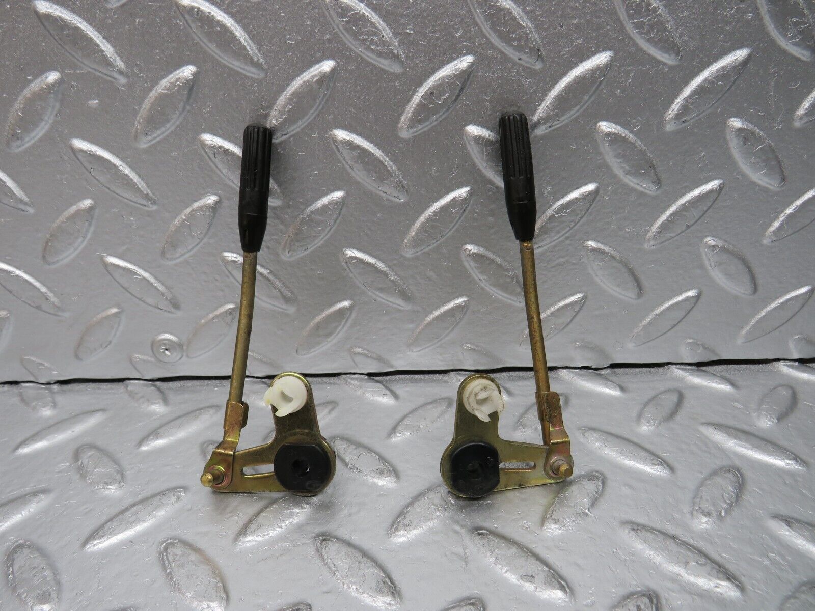 31400 Mercedes-Benz S124 220TE Wagon Rear Door Lock Knob Pair