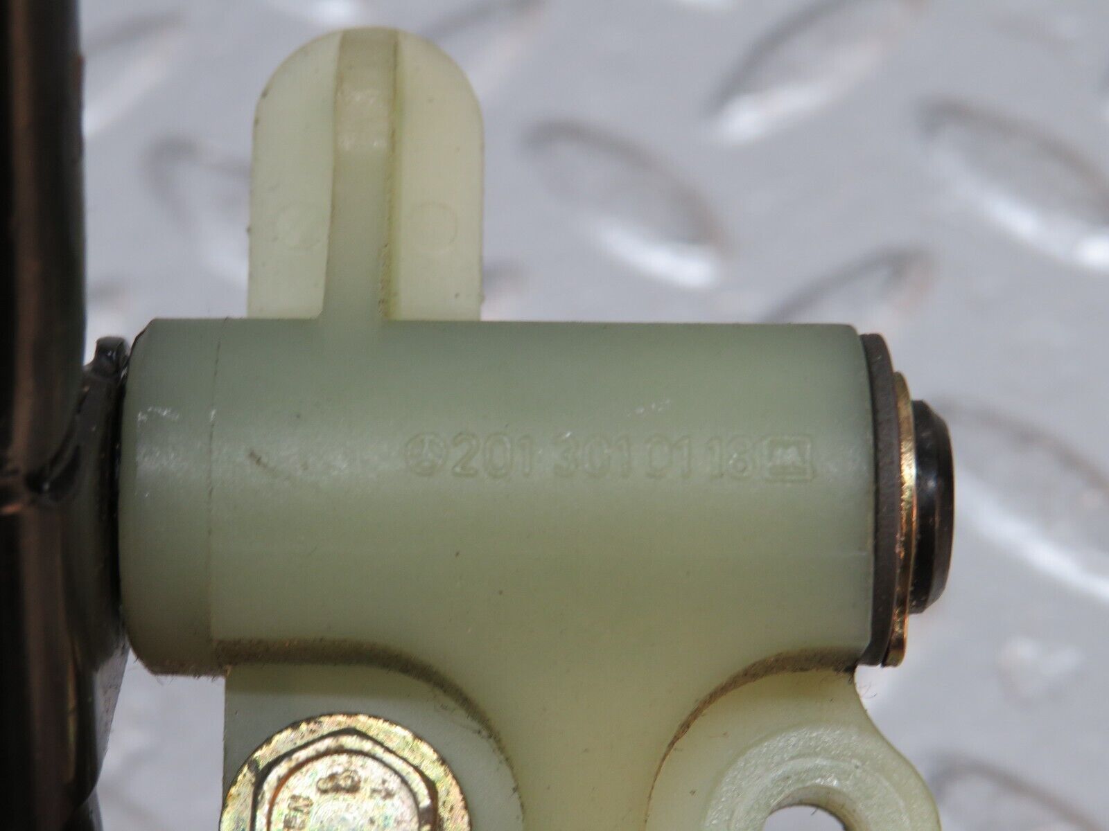 30637 Mercedes-Benz W201 190E 2.0L Accelerator Pedal Linkage 2013010118