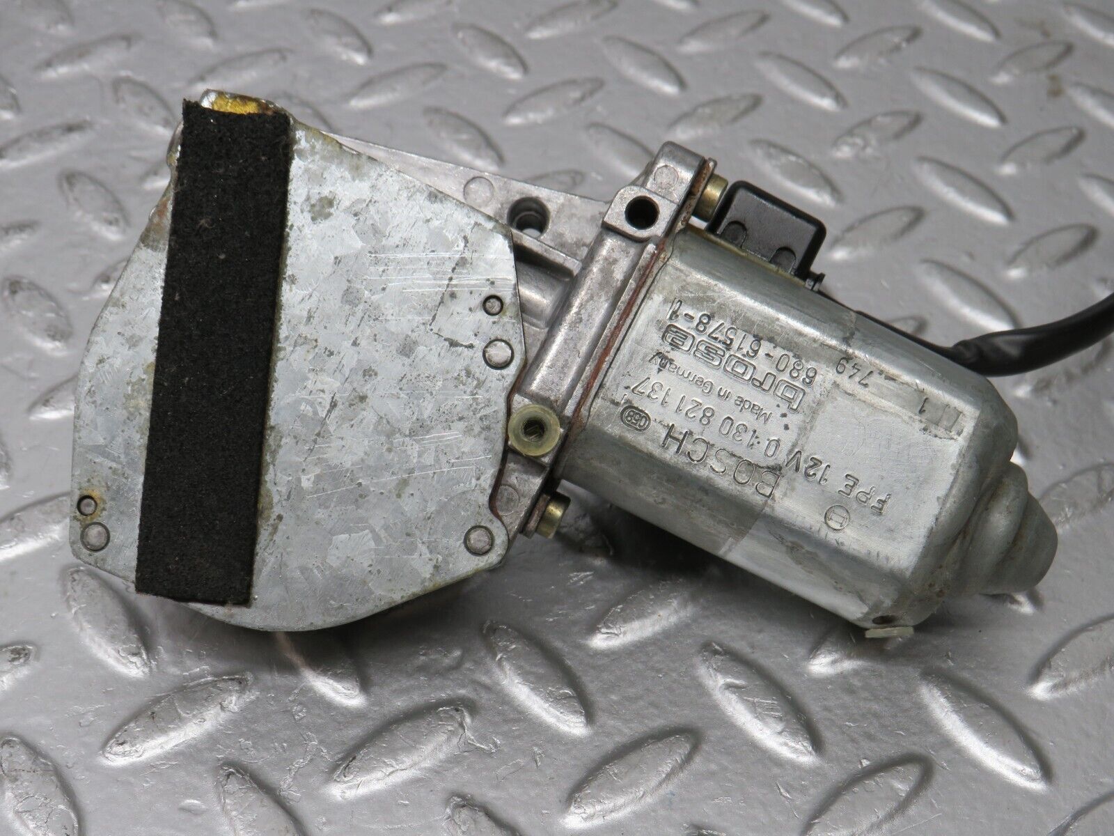 33953 Mercedes-Benz W124 230E Front Left Window Regulator Motor 0130821137