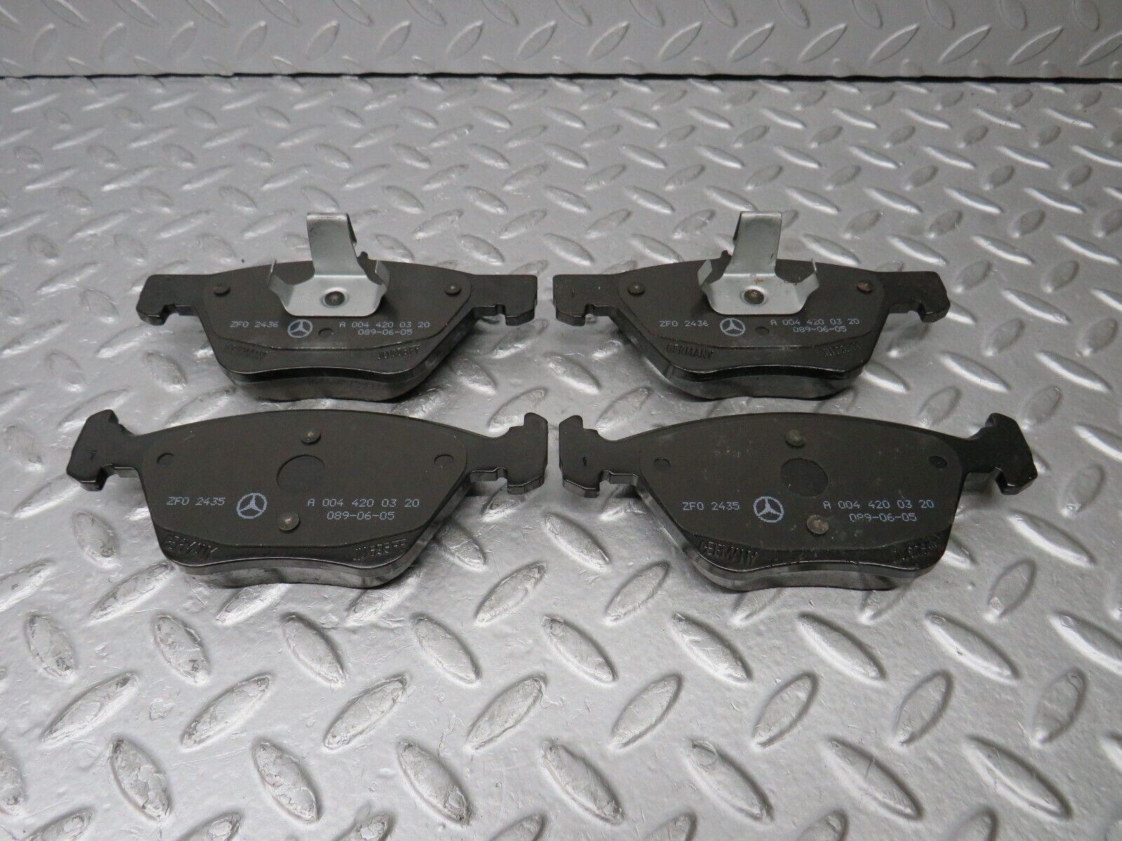 38212 Mercedes-Benz W210 Genuine Front Brake Pads New 0044200320