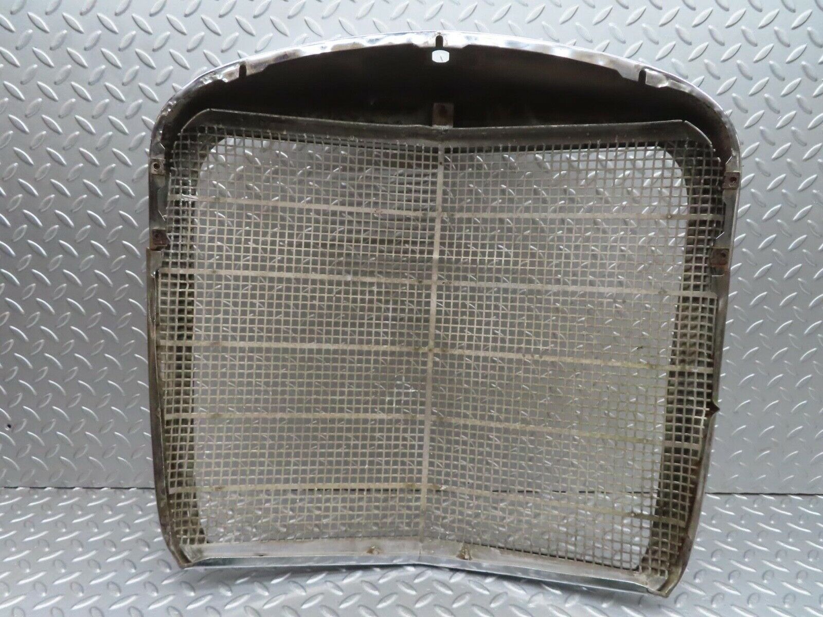 12937 Mercedes-Benz W111 220SE Bonnet Grill Chrome