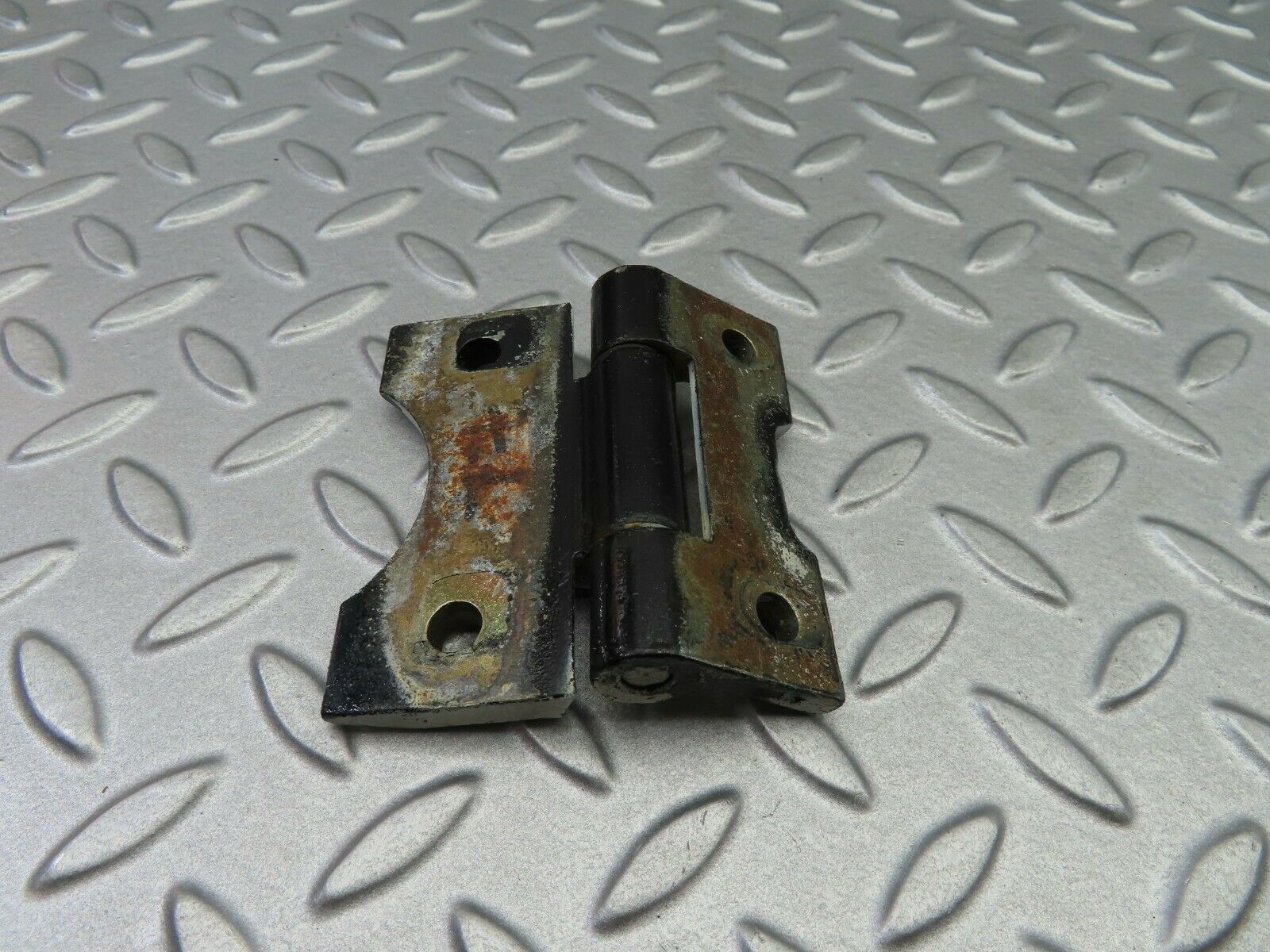 5845 Mercedes-Benz W123 200 Door Hinge 1237200037
