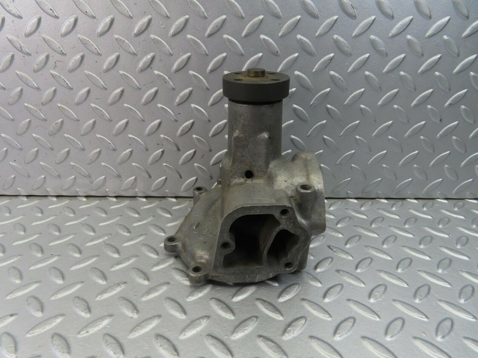 8933 Mercedes-Benz W116 Water Pump 1162011101